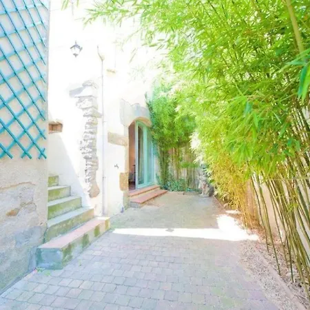 Les Chemins De La Cite Ou *