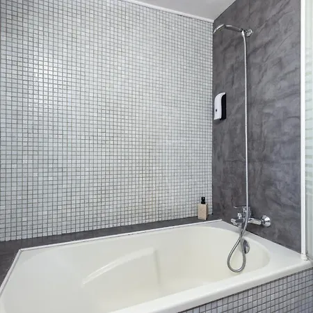 Le Rempart-clim-terrasse & Patio A 3min De La Cite Tatil Evi Carcassonne